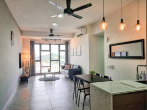Cozy 3BR -2-8pax- 65 TV near MidValley-Pavilion 2